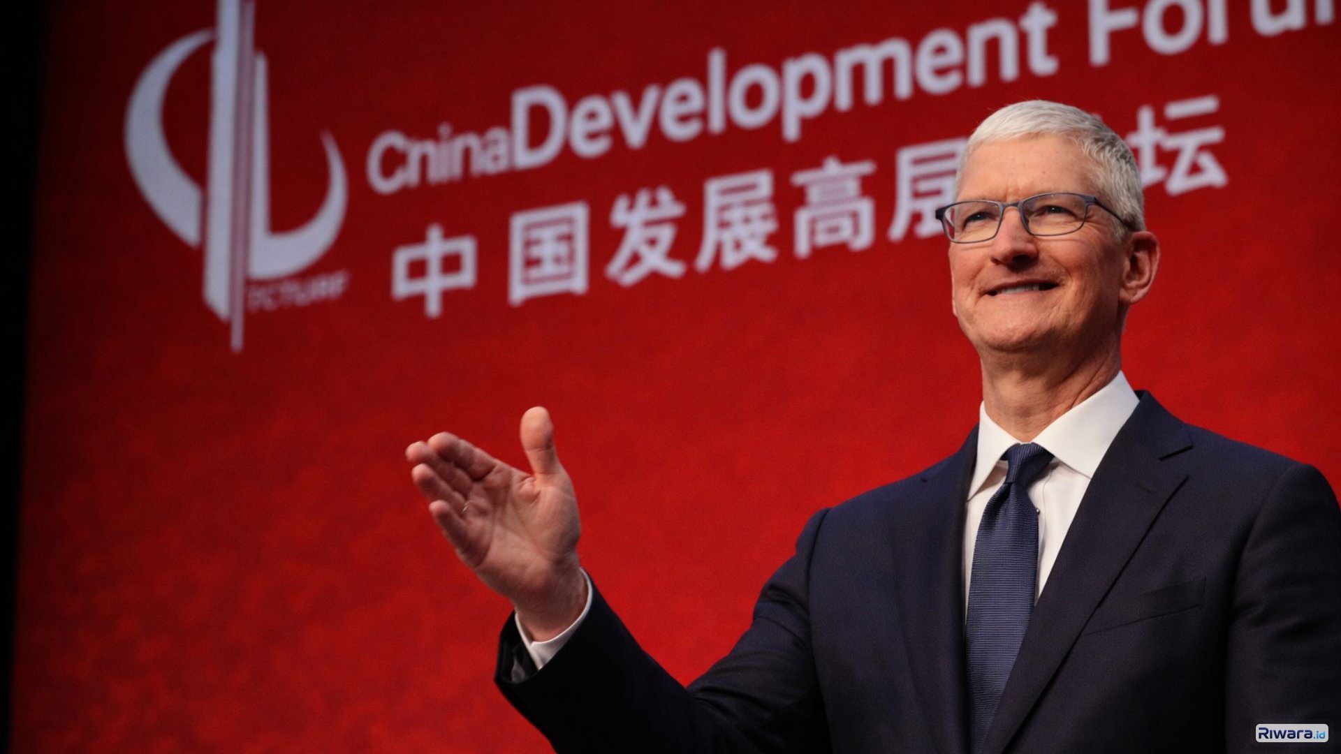 CEO Apple Inc. Tim Cook saat menghadiri forum ekonomi di Beijing, menegaskan komitmen kolaborasi dengan China di tengah tekanan regulasi.